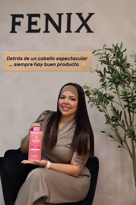 Lorena Martínez con un producto de la línea Lorena Fénix